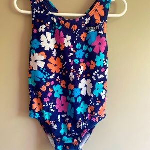 Speedo Girls Size 5 one-piece swimsuit.